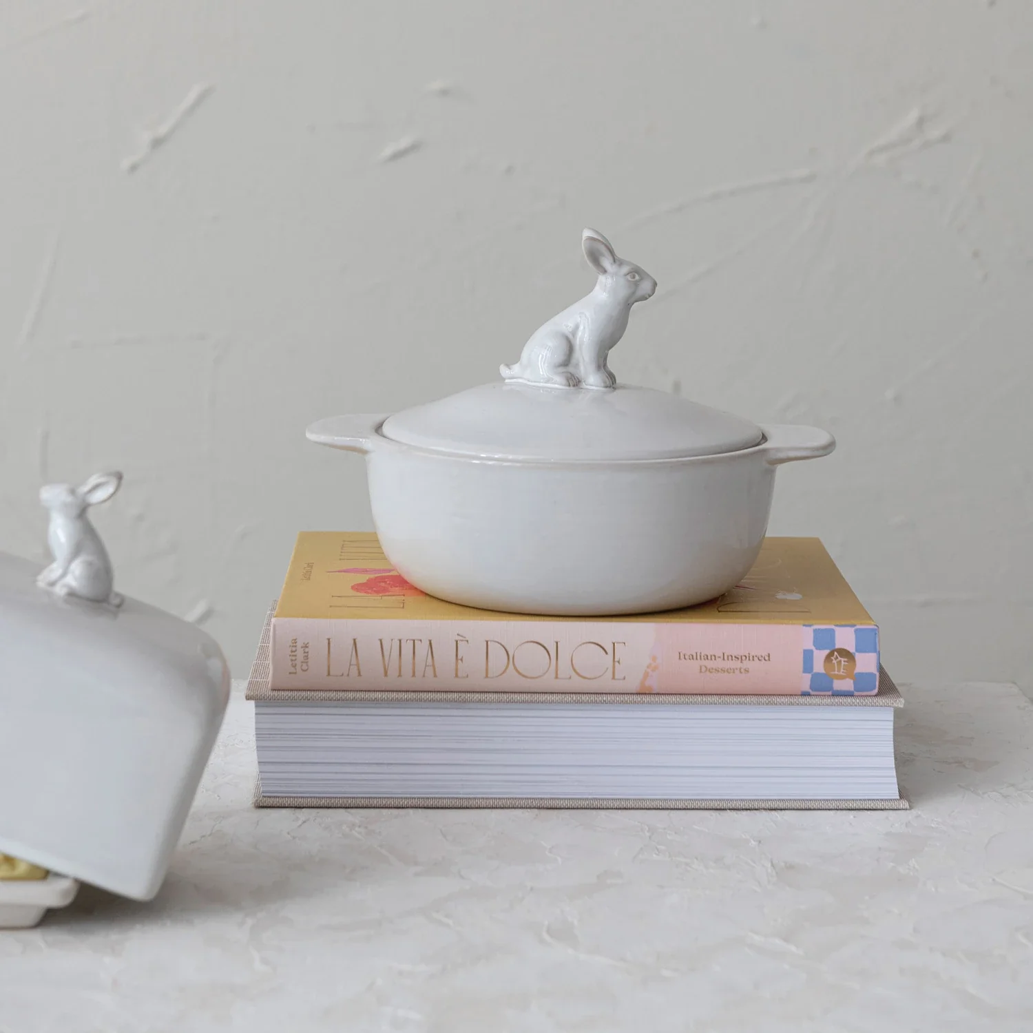 4 Cup Stoneware Baker with Rabbit Finial White - Image 2