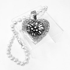 Fashion Pearl Necklace with Intricate Heart Pendant Locket